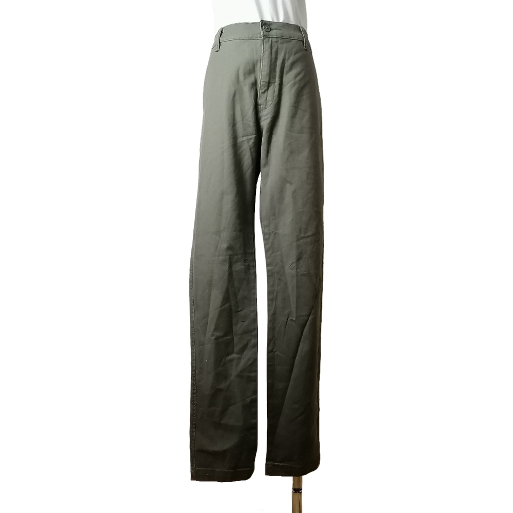 🦎 men's olive green Levi's casual pants with a straight leg fit